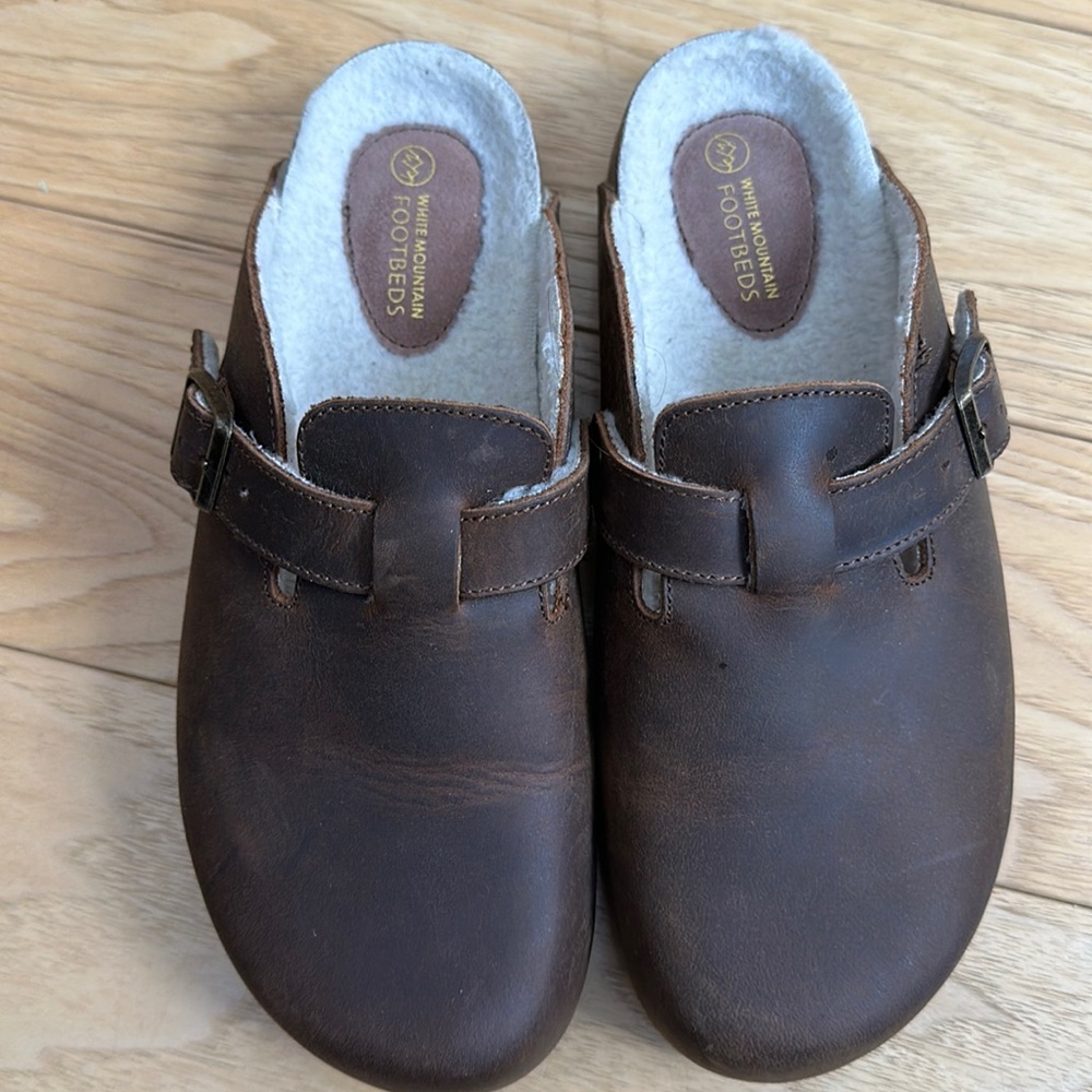 Women’s size 9 White Mountain leather clogs